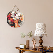 Laden Sie das Bild in den Galerie-Viewer, Diamond Painting auf Holzscheibe - Schönheit hinter Blumen