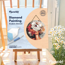 Laden Sie das Bild in den Galerie-Viewer, Diamond Painting auf Holzscheibe - Schönheit hinter Blumen
