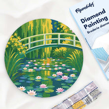 Laden Sie das Bild in den Galerie-Viewer, Diamond Painting auf Holzscheibe - Seerosen und japanische Brücke - Monet