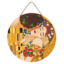 Laden Sie das Bild in den Galerie-Viewer, Diamond Painting auf Holzscheibe - Der Kuss - Klimt