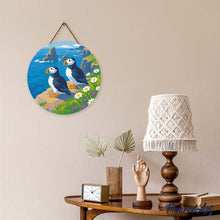 Laden Sie das Bild in den Galerie-Viewer, Diamond Painting auf Holzscheibe - Papageitaucher an den Meeresklippen