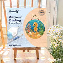 Laden Sie das Bild in den Galerie-Viewer, Diamond Painting auf Holzscheibe - Seepferdchen