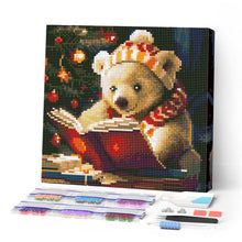 Laden Sie das Bild in den Galerie-Viewer, Mini Diamond Painting 25 x 25 cm - Süßer lesender Bär