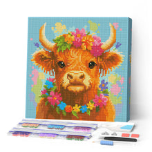 Laden Sie das Bild in den Galerie-Viewer, Mini Diamond Painting 25 x 25 cm Figured'Art - Highland Cow Gartenkönigin