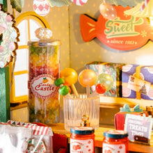 Laden Sie das Bild in den Galerie-Viewer, Miniaturhaus - Weihnachts-Süßigkeitenstand