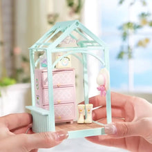 Laden Sie das Bild in den Galerie-Viewer, Miniaturhaus - Blühender Tee Garten