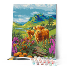 Laden Sie das Bild in den Galerie-Viewer, Highland Cow blühende Hügel