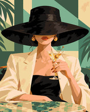 Laden Sie das Bild in den Galerie-Viewer, Malen nach Zahlen Figured'Art – Glamouröses Porträt mit Hut und Martini