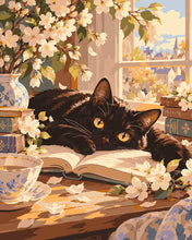Laden Sie das Bild in den Galerie-Viewer, Malen nach Zahlen Figured'Art – Schwarze Katze in einer frühlingshaften Blütenecke
