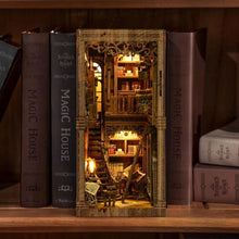 Laden Sie das Bild in den Galerie-Viewer, Book Nook - Saal der Alten Bücher