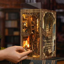 Laden Sie das Bild in den Galerie-Viewer, Book Nook - Saal der Alten Bücher