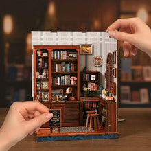 Laden Sie das Bild in den Galerie-Viewer, Book Nook - Der Pergola-Lesesaal