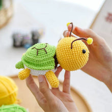 Laden Sie das Bild in den Galerie-Viewer, Amigurumi Häkelset - Biene und Schildkröte
