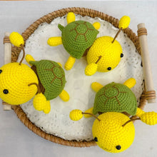 Laden Sie das Bild in den Galerie-Viewer, Amigurumi Häkelset - Biene und Schildkröte