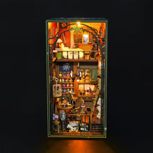 Laden Sie das Bild in den Galerie-Viewer, Book Nook - Miras Magisches Haus