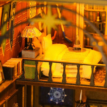 Laden Sie das Bild in den Galerie-Viewer, Book Nook - Miras Magisches Haus