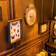 Laden Sie das Bild in den Galerie-Viewer, Book Nook - Miras Magisches Haus