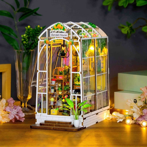 Book Nook - Gewächshaus und Blumen