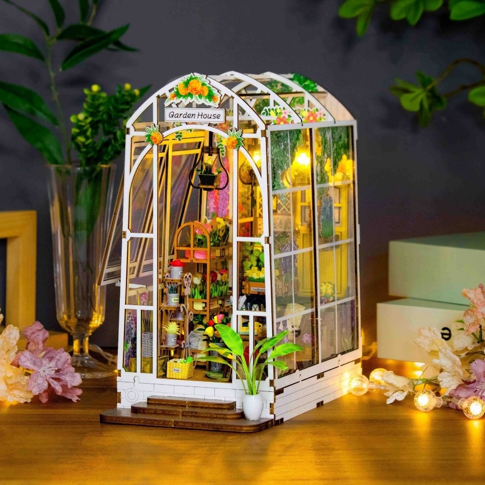 Book Nook - Gewächshaus und Blumen