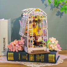 Laden Sie das Bild in den Galerie-Viewer, Book Nook - Gewächshaus und Blumen