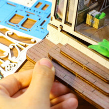 Laden Sie das Bild in den Galerie-Viewer, Book Nook - Gewächshaus und Blumen