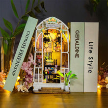 Laden Sie das Bild in den Galerie-Viewer, Book Nook - Gewächshaus und Blumen