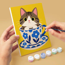 Laden Sie das Bild in den Galerie-Viewer, Mini Serie Malen nach Zahlen 15x20 cm (6 Stück) - Katzen in Teetassen