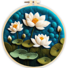 Laden Sie das Bild in den Galerie-Viewer, Nadelfilzen Needle Felting - Lotosblumen