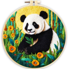 Laden Sie das Bild in den Galerie-Viewer, Nadelfilzen Needle Felting - Panda in einem Sonnenblumenfeld