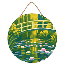 Laden Sie das Bild in den Galerie-Viewer, Malen nach Zahlen auf Holzscheibe - Seerosen und japanische Brücke - Monet