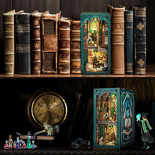 Laden Sie das Bild in den Galerie-Viewer, Book Nook - Dunkler Gemeinschaftsraum