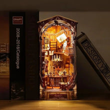 Laden Sie das Bild in den Galerie-Viewer, Book Nook - Magische Welt