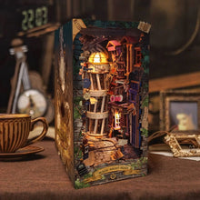 Laden Sie das Bild in den Galerie-Viewer, Book Nook - Magische Nachtgasse Figured'Art