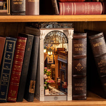 Laden Sie das Bild in den Galerie-Viewer, Book Nook - Begegnung in der Arcade