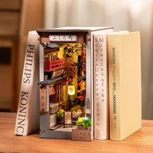 Laden Sie das Bild in den Galerie-Viewer, Book Nook - Sakura Weingasse