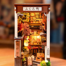 Laden Sie das Bild in den Galerie-Viewer, Book Nook - Sakura Weingasse
