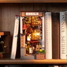 Laden Sie das Bild in den Galerie-Viewer, Book Nook - Sakura Weingasse