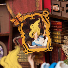 Laden Sie das Bild in den Galerie-Viewer, Book Nook - Alice Abenteuer