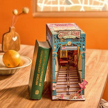 Laden Sie das Bild in den Galerie-Viewer, Book Nook - Straßenszene