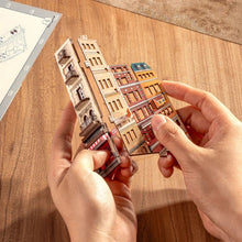Laden Sie das Bild in den Galerie-Viewer, Book Nook - Straßenszene
