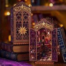 Laden Sie das Bild in den Galerie-Viewer, Book Nook - Magische Fantasie-Ecke Figured'Art