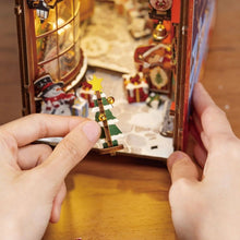 Laden Sie das Bild in den Galerie-Viewer, Book Nook - Weihnachtsstraße