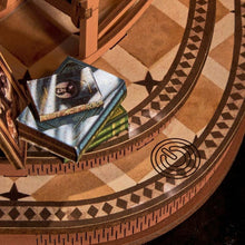 Laden Sie das Bild in den Galerie-Viewer, Book Nook - Stilles Eckbüro
