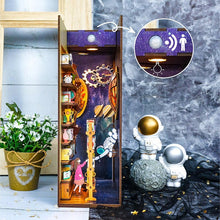 Laden Sie das Bild in den Galerie-Viewer, Book Nook - Interstellar