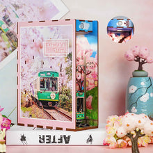 Laden Sie das Bild in den Galerie-Viewer, Book Nook - Sakuras Reise