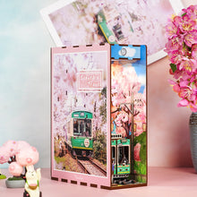 Laden Sie das Bild in den Galerie-Viewer, Book Nook - Sakuras Reise