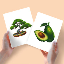 Laden Sie das Bild in den Galerie-Viewer, Mini Diamond Painting 15x20 cm (2 Stück) - Bonsai und Avocado