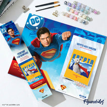 Laden Sie das Bild in den Galerie-Viewer, Superman - Krypto mit Skyline