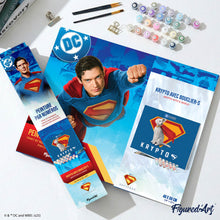Laden Sie das Bild in den Galerie-Viewer, Superman - Krypto mit “S”-Schild