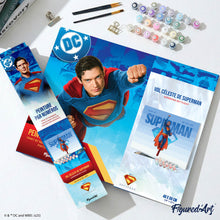 Laden Sie das Bild in den Galerie-Viewer, Superman Flug am Himmel